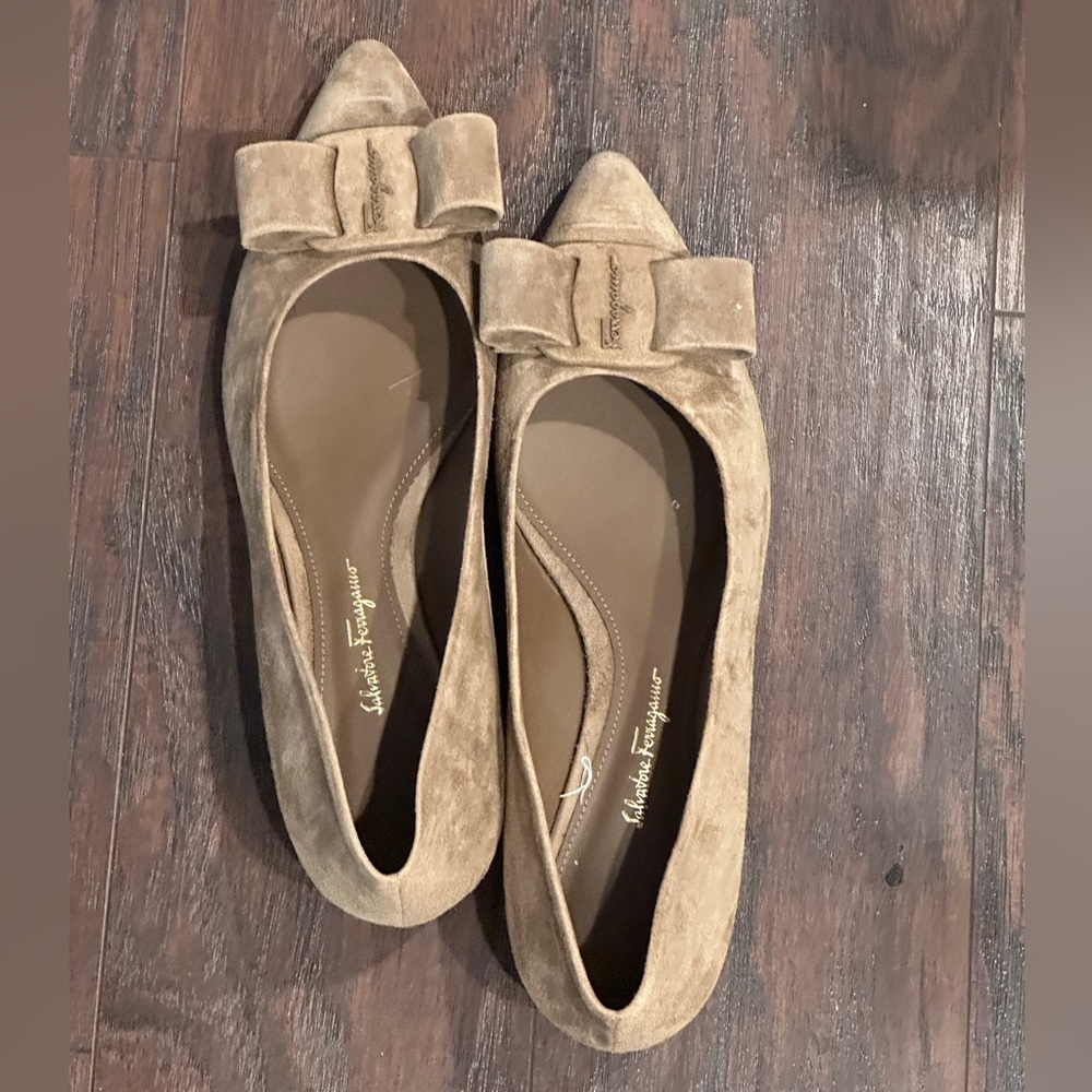 Ferragamo pumps in suede